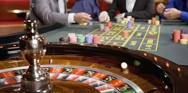 Người dùng Việt Nam xem ưu đãi khuyến mãi 7up99 trên điện thoại di động