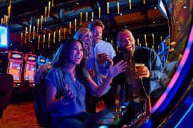 Giao diện casino trực tuyến 7up99 với slot online và table games
